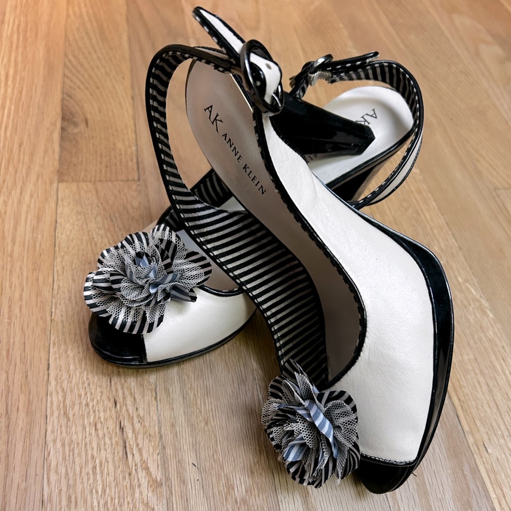 Anne Klein heels in size 7.5. Gorgeous flower slingbacks in light tan & black.
